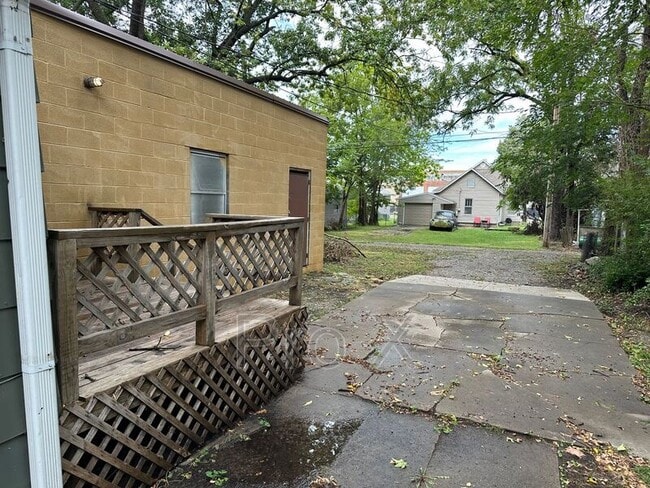 Building Photo - 404 W 1st St