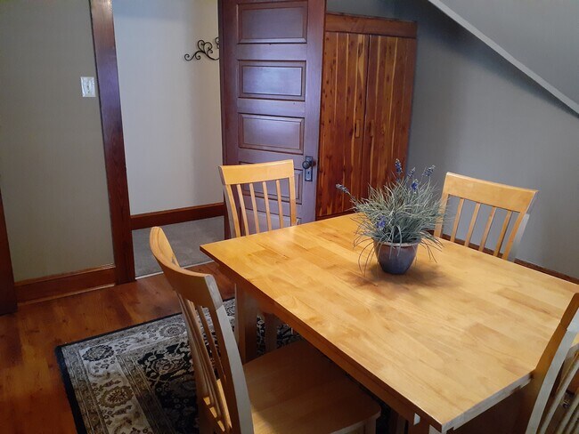 Building Photo - 944 Woodlawn St