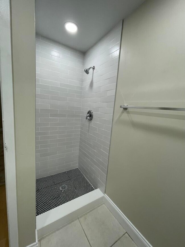 Building Photo - 472 Saxony Way