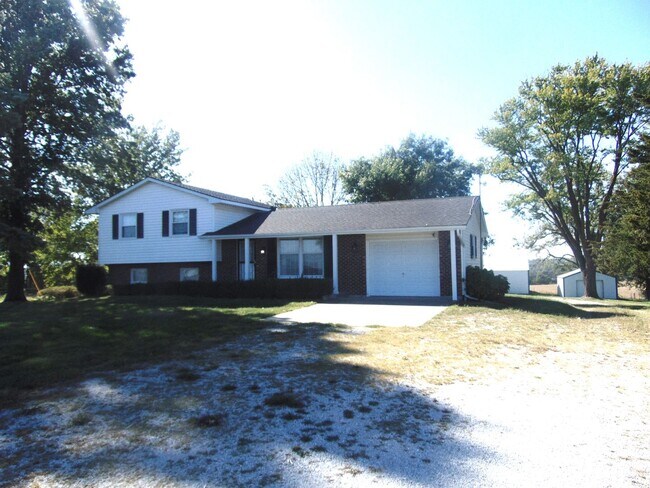 Building Photo - Fayette Family Farm House!