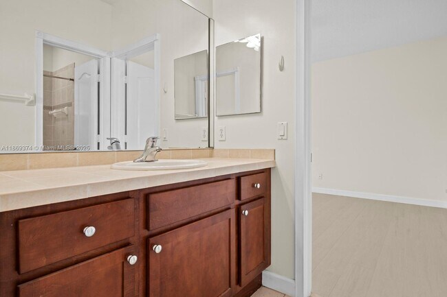 Building Photo - 2700 Creekside Dr
