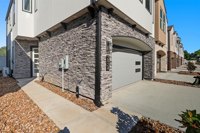 Building Photo - 2924 El Fenice Ln