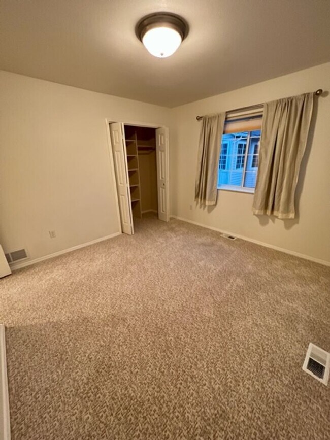 Building Photo - Updated 3 Bedroom Condo!