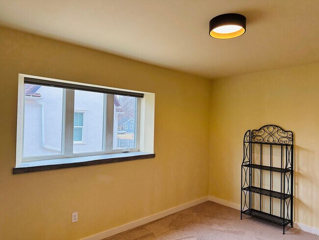 Building Photo - 605 Alderson Ave