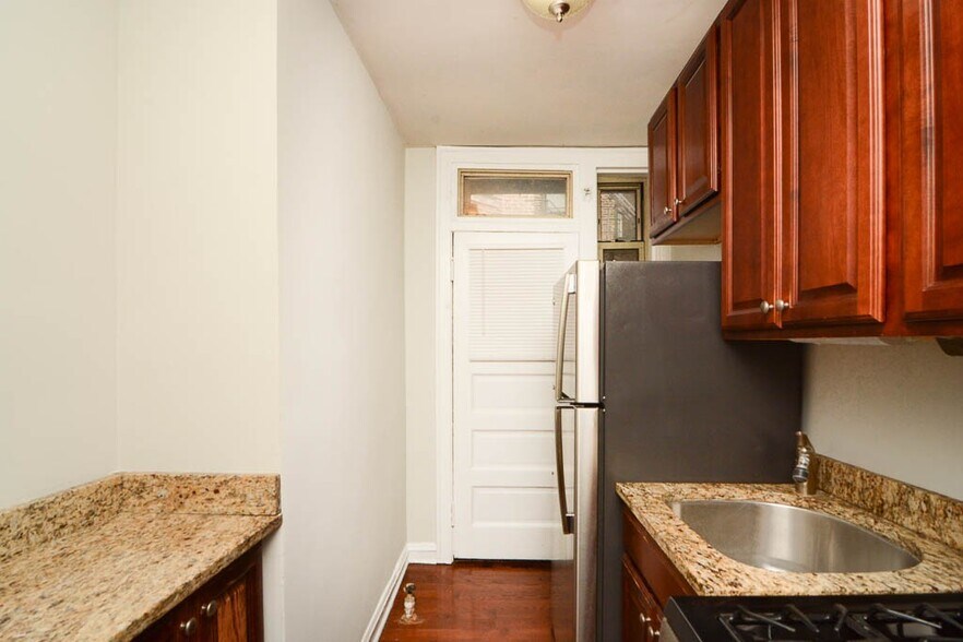 Building Photo - 551.5 W Surf St