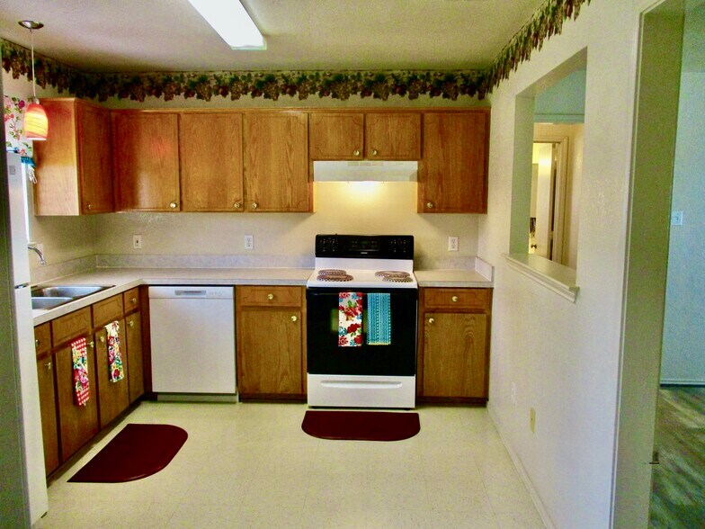 Building Photo - 165 Armadillo Ln