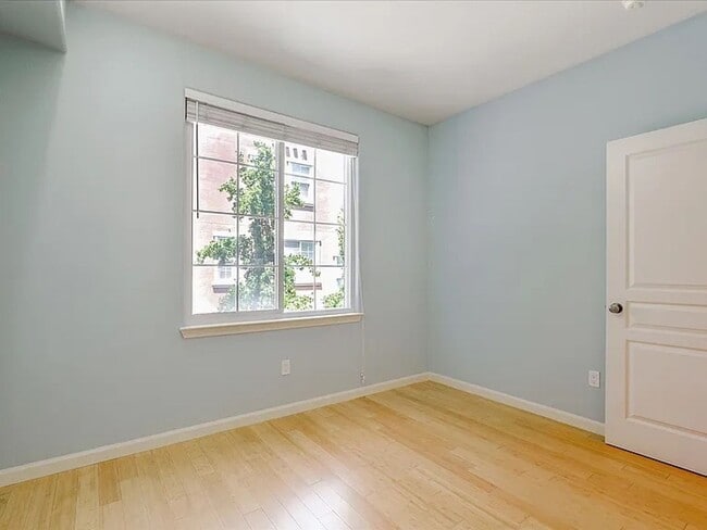 Building Photo - UPGRADED HOME IN HIGHLY CENTRAL SETTING. R...