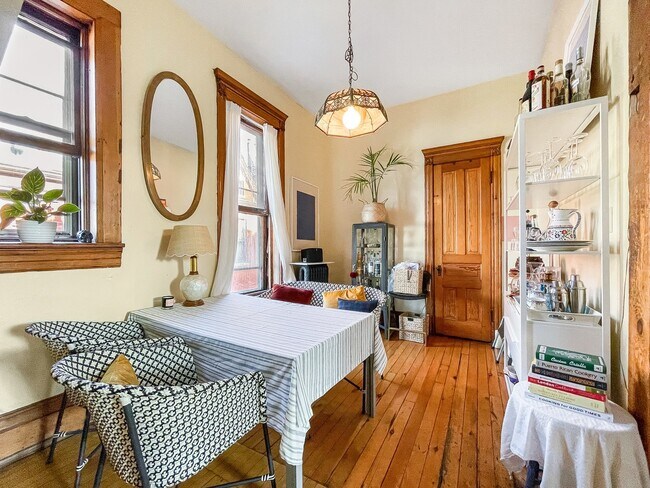 Breakfast Room - 2156 W Pierce Ave