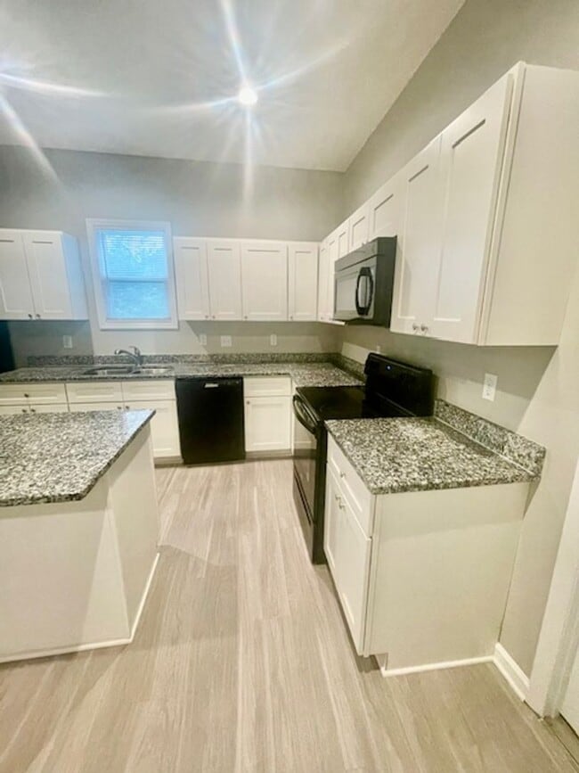 Building Photo - Must view this Adorable 3 bedroom 1 bath h...