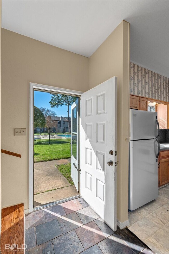 Building Photo - 2 Bedroom 2.5 Bath 2 Car Carport - town house