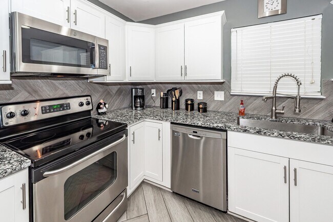 Building Photo - 7988 Shadow Oak Dr