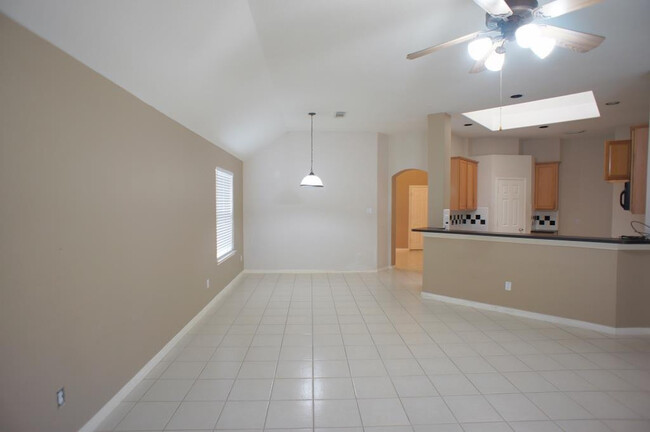 Building Photo - Great Location in Pearland.