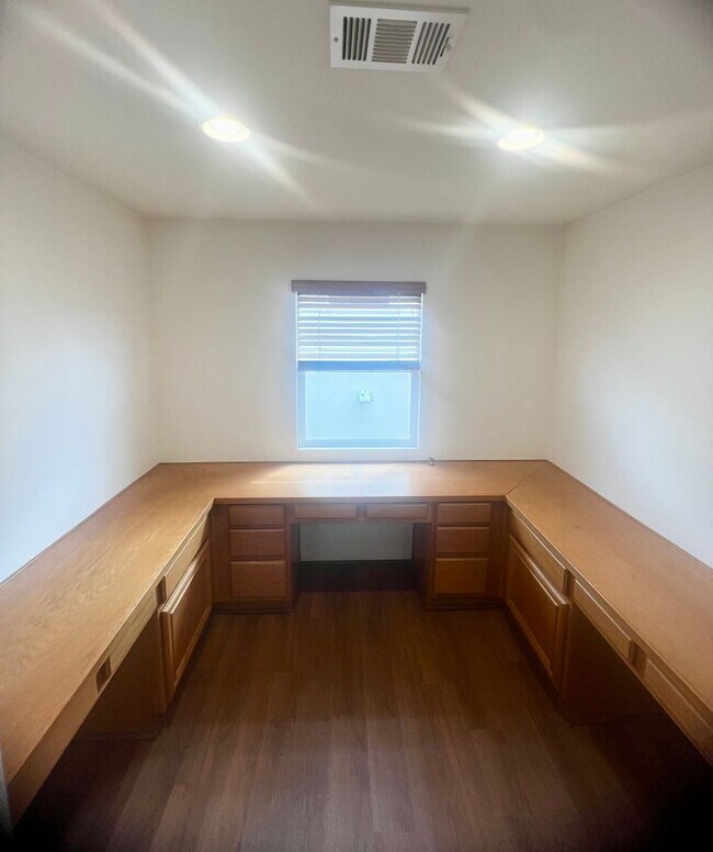 Building Photo - Stunning 4br + Den located on a view lot i...