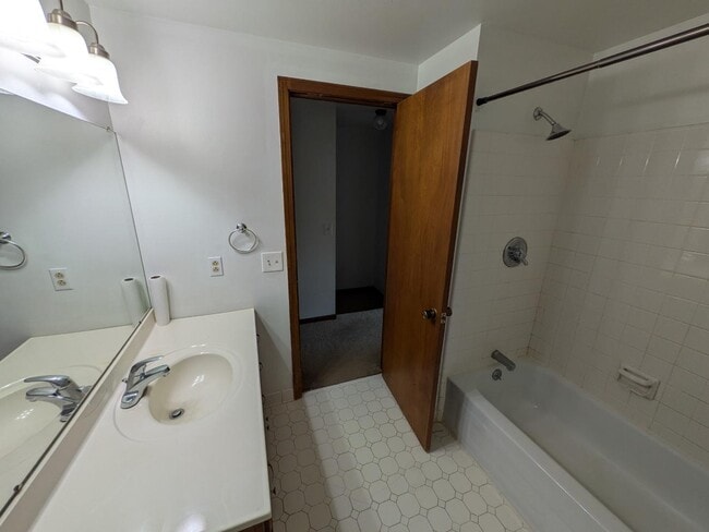 Building Photo - 5435 Glenridge Dr