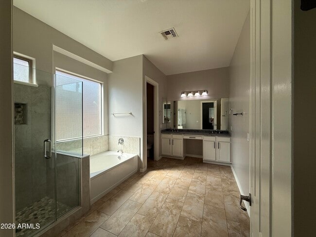 Building Photo - 2417 E Iris Dr