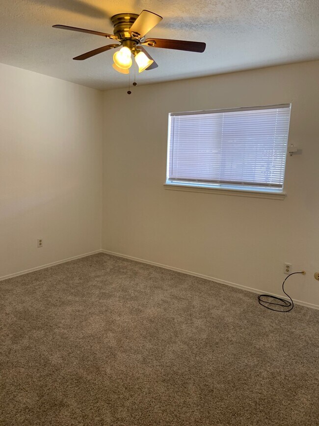 Building Photo - 12809 Mountain View Ave NE