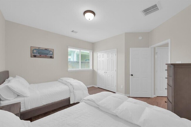 Building Photo - 66 N Whistling Swan Pl