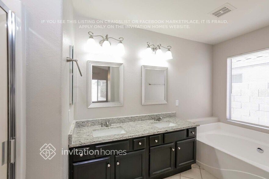 Building Photo - 900 E Jasper Dr