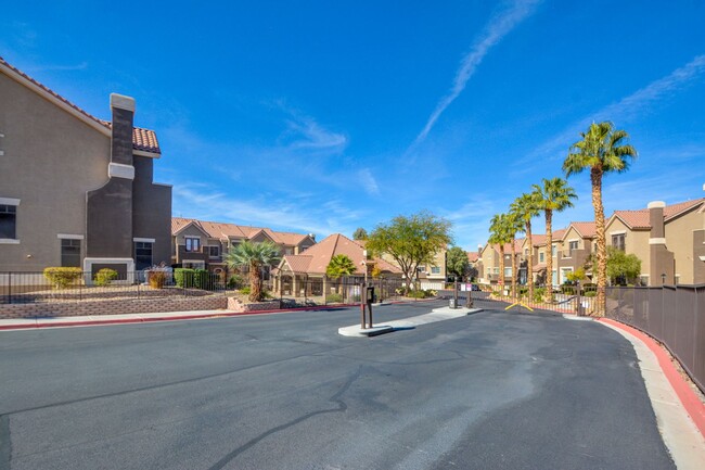 Building Photo - Gorgeous 3 bedroom 2.5 bathroom Townhome conveniently located in the heart of Henderson.