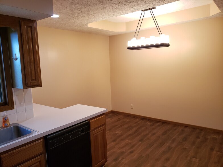 Eat-in Kitchen - 5501 S 32nd Cir