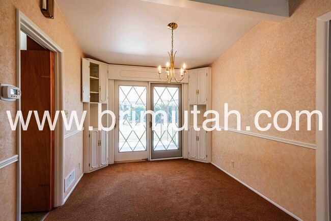 Building Photo - 2630 Lincoln Ln