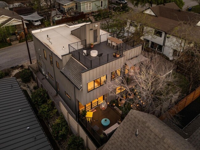 Building Photo - 1502 Waller St