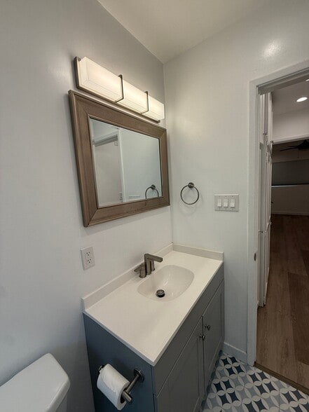 Building Photo - 2140 Beachwood Dr