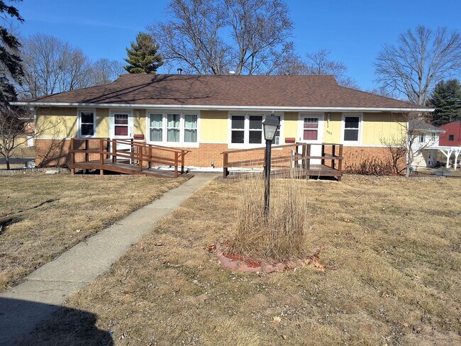 Primary Photo - 5315-5315 W Woodale Ct
