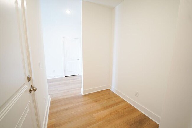 Building Photo - 128 Kingswood Cir