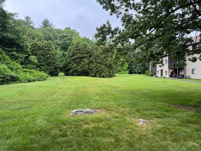 Building Photo - 2 Bedroom Condo for Rent - Tyngsboro
