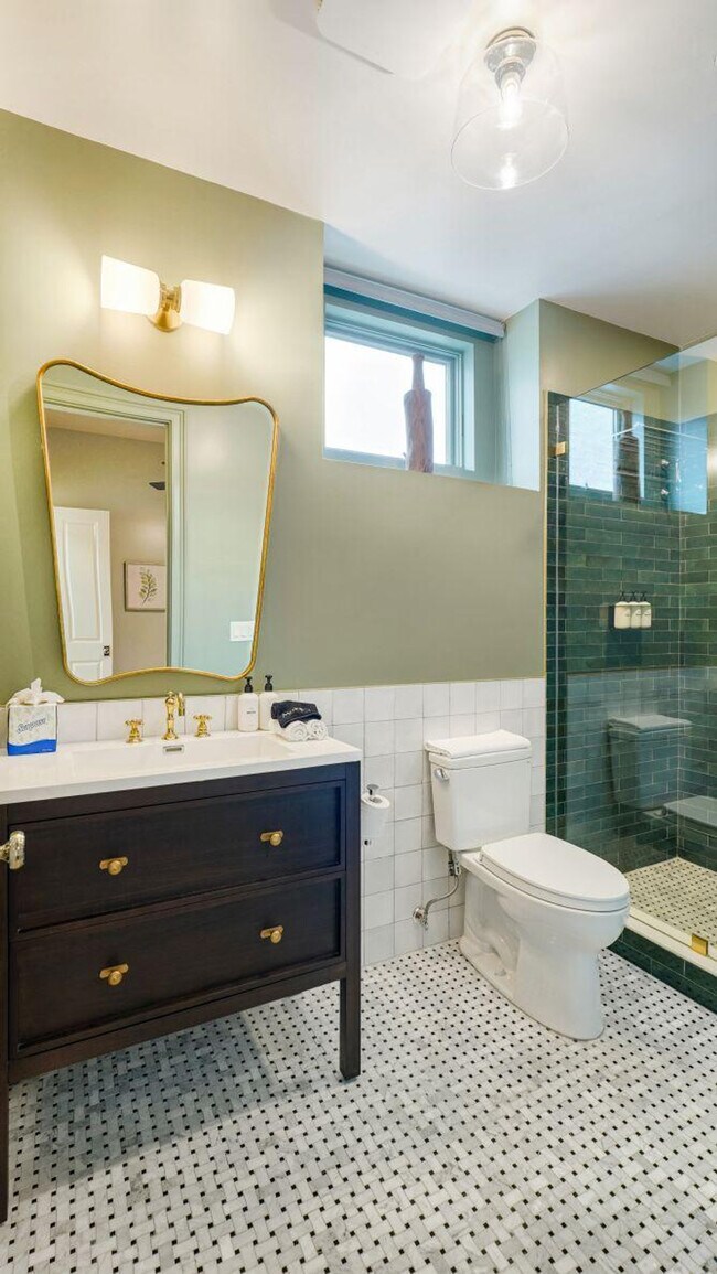 Building Photo - 604 Baronne St