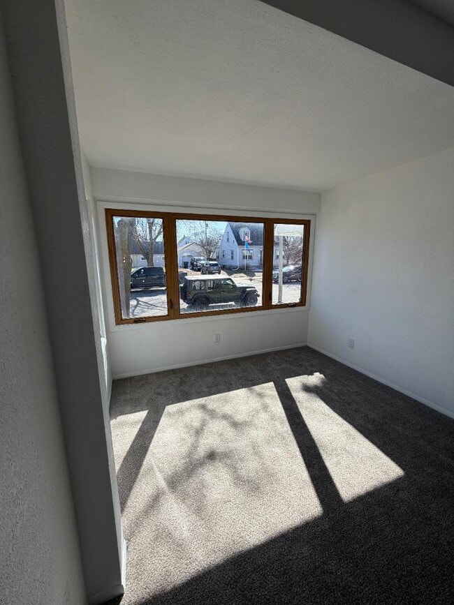 Building Photo - 3770 E Somers Ave