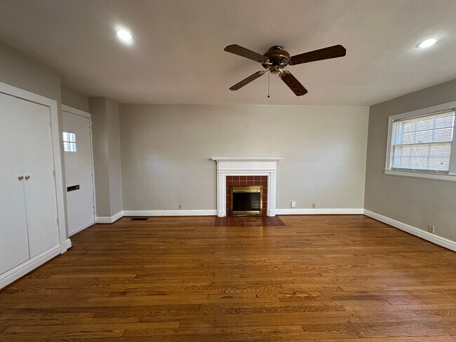 Building Photo - Coming Soon! Charming 1 BR House, 6 min from UK! New Flooring & Paint, Fenced Backyard, Pets Ok!