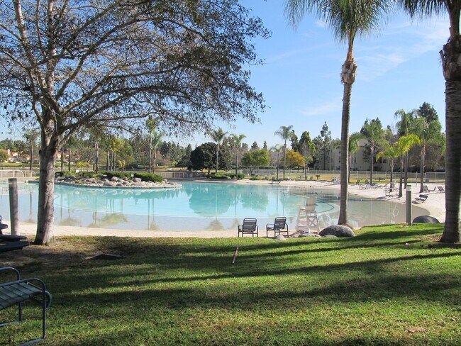 Building Photo - 2 Bedroom, 2 Bath Condo in Eastlake Shores