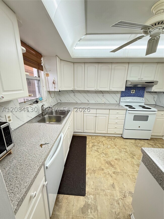 Building Photo - 1351 NE Miami Gardens Dr