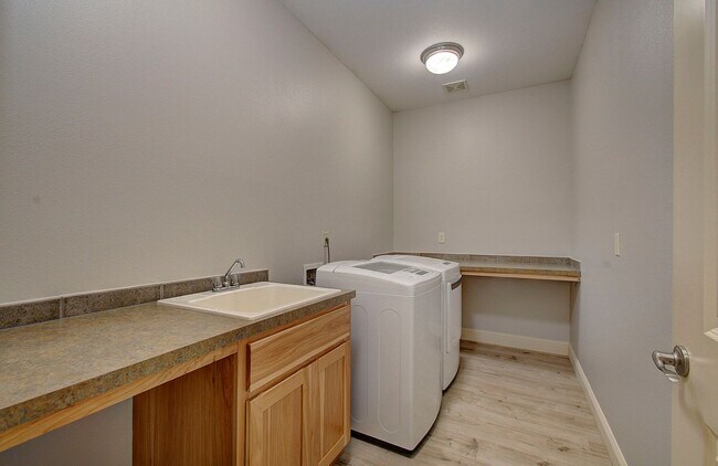 Building Photo - Beautiful 2 Story Town Home - Riverview Terrace Washougal!