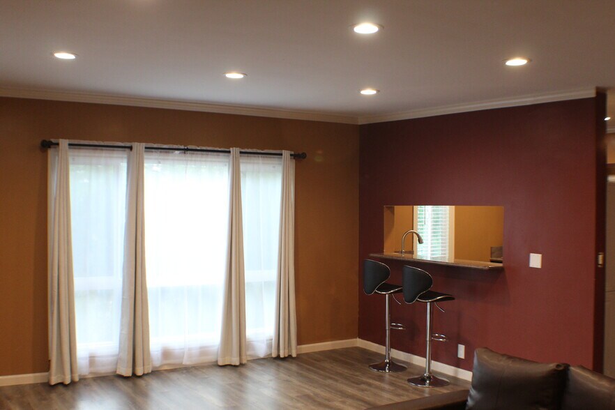 Building Photo - 1770 Vineyard Ave