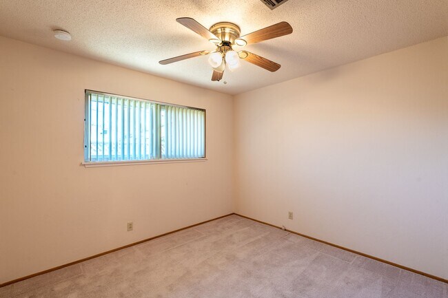 Building Photo - Adorable West Morgan Hill Family Home!