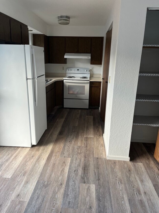Building Photo - Sutherlin Upstairs 2 bedroom apartment on Comstock