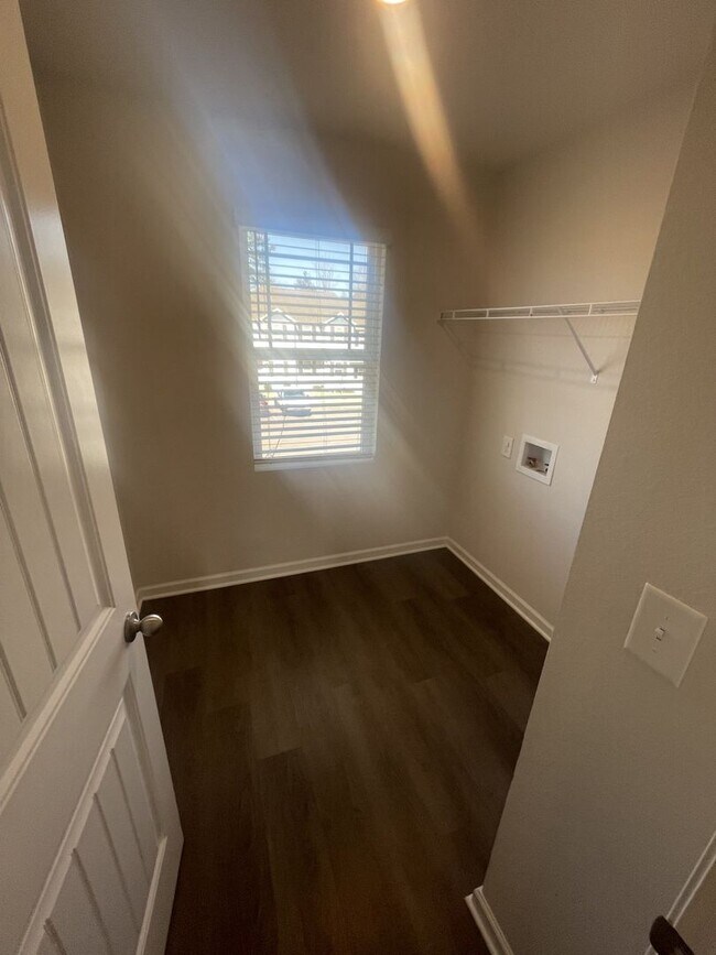 Building Photo - 3 Bd 2.5 Ba end unit townhouse