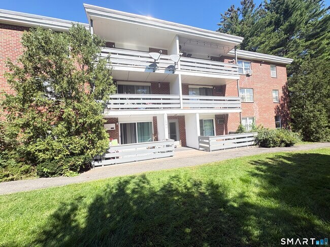 Building Photo - 106 Oakwood Ave