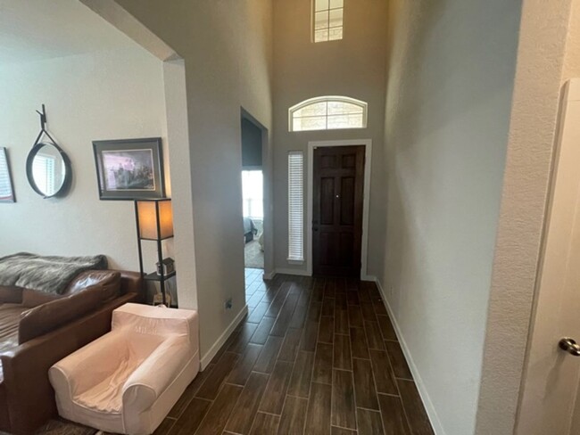Building Photo - 5 Bedroom 3 bath Two Story home