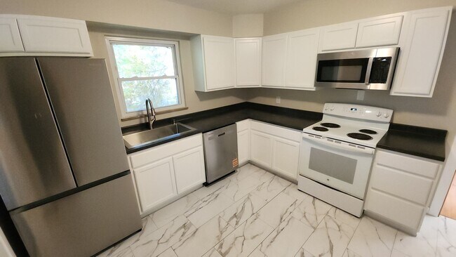 Building Photo - Beautifully updated 3-bedroom, 2-bath home...