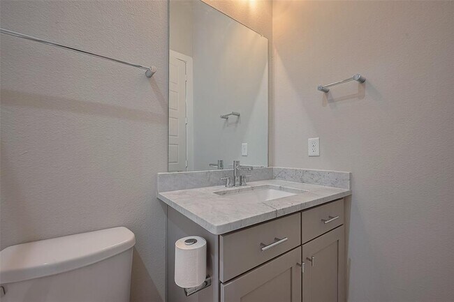 Building Photo - 5837 E Post Oak Ln
