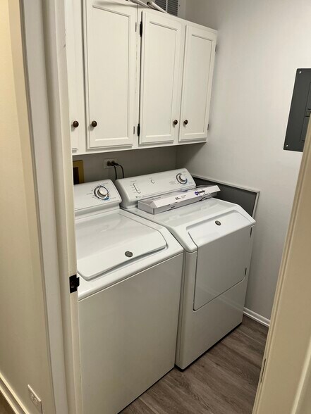 Building Photo - 1032 Auburn Ln