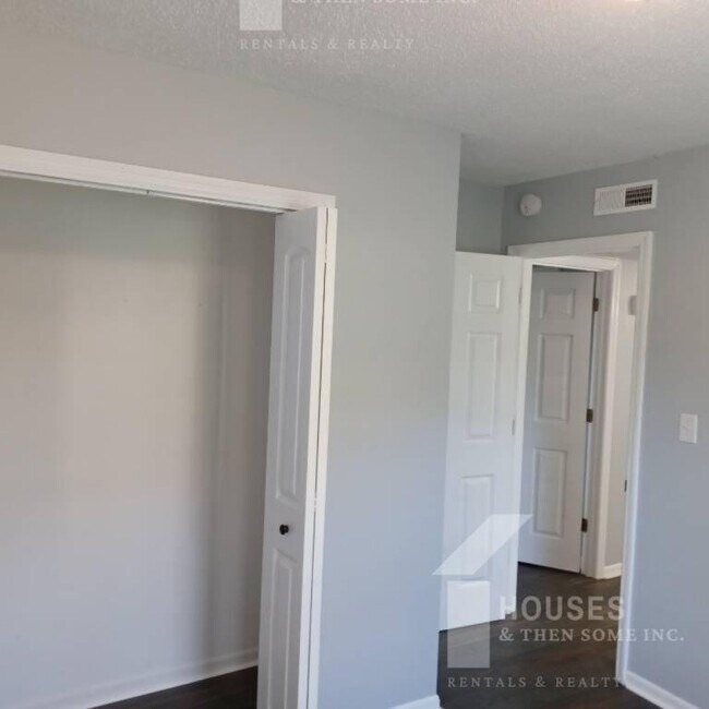 Building Photo - 14 Baggott St