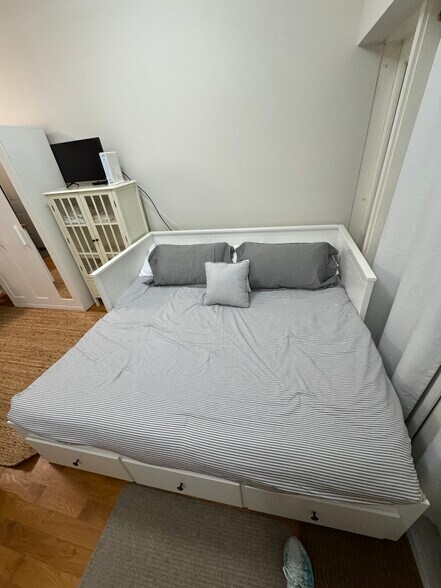 Day bed that pulls out as a king size bed - 4 Center Ct
