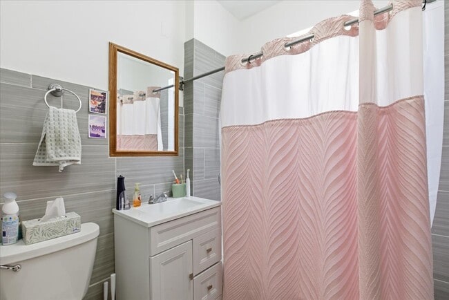 Building Photo - 2333 N Hamlin Ave