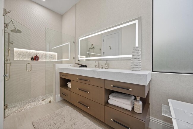 Building Photo - 7474 NE Bay Cove Ct