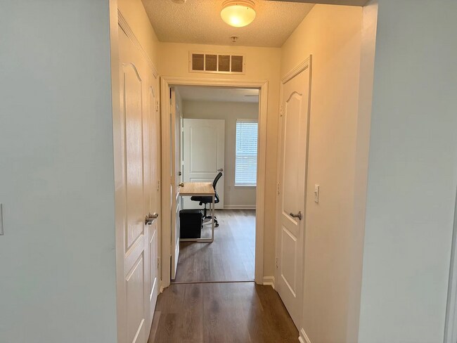 Building Photo - 3 Bed / 3 Bath Condo with Amenities on the 1ST Floor!